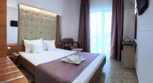 马马亚Complex Modern All Inclusive的酒店客房,配有一张花卉床