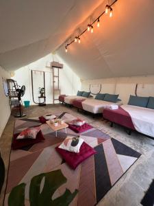 淡文Glamping at Xscape Tambun的帐篷内带床和桌子的房间