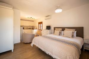 阿尔豪林格朗德Casa Amarilla Casitas的一间带大床的卧室和一间厨房