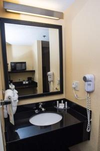 米尔福德Fairfield Inn & Suites by Marriott Boston Milford的一间带水槽和大镜子的浴室