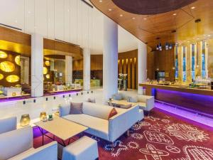 塔林塔林瑞士酒店的一个带沙发和桌子的大堂和一间酒吧