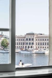 斯德哥尔摩Hôtel Reisen in The Unbound Collection by Hyatt的从窗户可欣赏到大建筑的景色