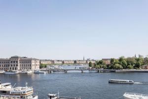 斯德哥尔摩Hôtel Reisen in The Unbound Collection by Hyatt的享有河流及船只和建筑的景色