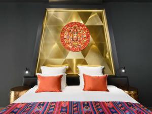 托考伊Minaro Hotel Tokaj MGallery - Adult Only的一间卧室配有一张红色和金色床头板的床