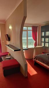 杜博瓦乡Pensiunea Decebal Resort - Cazanele Dunarii的酒店客房设有一张床和一个大窗户