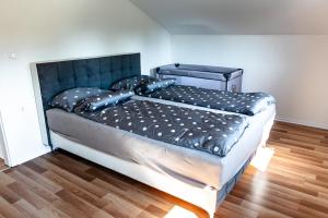 卡特兹奥布萨维ARIA DELUXE Mobile Homes with Terme Čatež Tickets的一间卧室配有一张大床和黑色床头板