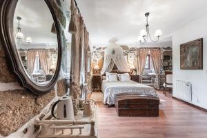 辛方伊什Casa Museu da Geada的一间卧室配有一张床和一面大镜子