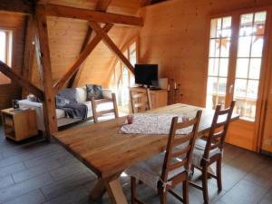 宏德瑞克Ferienwohnung Haus Itten gemütlich und rustikal的小屋内带木桌的用餐室