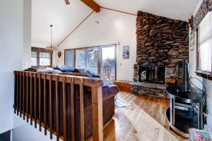 PittsfieldSweet Life - Vermont Chalet - 6 person Indoor Hot Tub - 15 min to Killington的相册照片