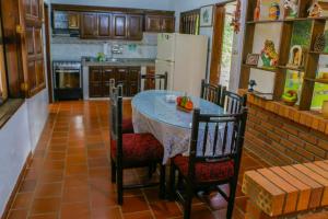 巴里查拉芬卡艾丽西亚别墅度假屋的厨房配有桌椅和冰箱。