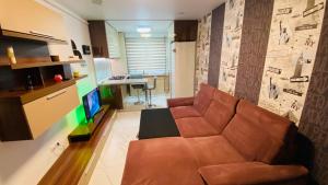 ChiajnaApartament modern -mobilat nou的客厅配有棕色沙发和桌子