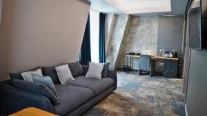 阿拉德Aniroc Signature Hotel的客厅配有沙发和桌子