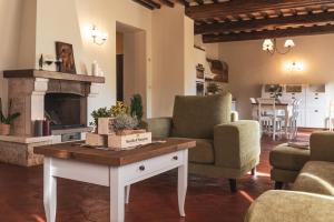 蒙塔尔奇诺Wine Estate Rooms Paradiso di Cacuci的客厅配有桌子和壁炉
