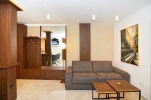 Novi BeogradPiano Luxe Apartment with Sauna的客厅配有沙发和桌子