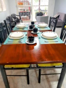 伊瓦格Llanitos de Aurora的一张木桌,上面有盘子和杯子