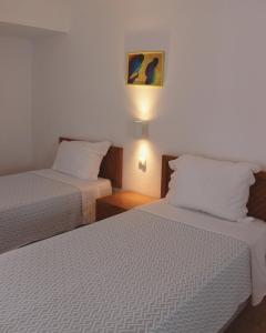 阿尔布费拉维加斯公寓的酒店客房,设有两张床和一盏灯