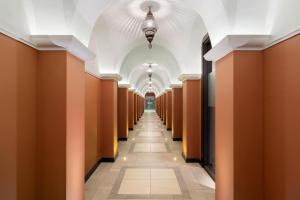 阿姆斯特丹Corendon Amsterdam New-West, a Tribute Portfolio Hotel的走廊位于带橙色墙壁和天花板的建筑内