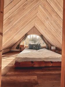 卢托维斯卡Chatka Biesczadersko的木天花板的客房内的一张床位
