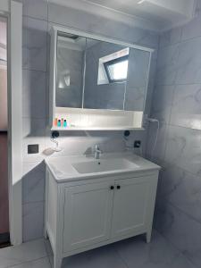 特拉布宗STAR SUIT HOTEL的白色的浴室设有水槽和镜子