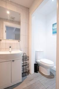 恩尼斯泰蒙Parliament Street Town House的浴室配有白色水槽和卫生间。