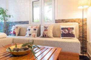 BucelasCountryside paradise in Bucelas的客厅配有沙发、枕头和桌子
