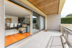 加亚新城GuestReady - Sophistication and refinement的一个带滑动玻璃门的阳台和一间客厅