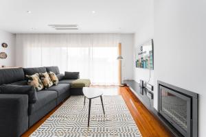 加亚新城GuestReady - Sophistication and refinement的带沙发和壁炉的客厅