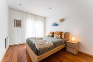 加亚新城GuestReady - Sophistication and refinement的一间卧室配有带毛巾的床