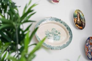 加亚新城GuestReady - Sophistication and refinement的挂在墙上的碗和盘子,与植物