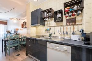 波尔图GuestReady - Woodwork Apartment的厨房配有水槽和台面