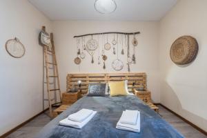 波尔图GuestReady - Woodwork Apartment的一间卧室配有一张床、梯子和餐具