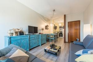 波尔图GuestReady - Woodwork Apartment的客厅配有蓝色橱柜和蓝色沙发