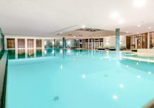 塞巴特阿尔贝克达斯阿尔贝克酒店及SPA的蓝色灯光的酒店的大型游泳池