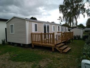 屈克CAMPING LE COTE D'OPALE的移动房屋 - 带门廊和甲板