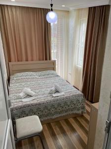 巴统Hotel Buta的卧室配有床、椅子和窗户。