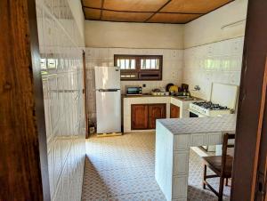 科托努ROMO house的带冰箱和桌子的厨房