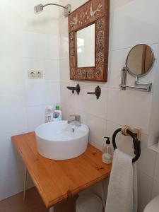 里奥帕尔Río Mundo Alojamiento Rural的浴室设有白色水槽和镜子