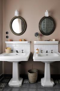 埃特勒塔Les Tilleuls Etretat的浴室设有2个白色水槽和2面镜子