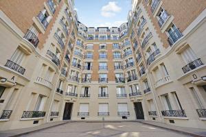 巴黎Bel Appartement - 3P Proche Champs de Mars的一座拥有许多窗户的大型建筑