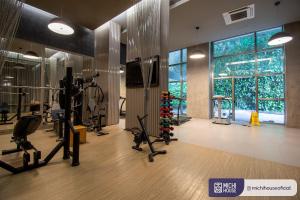 圣保罗MH 10005 - Exclusivo Studio com WF/Queen/AC的健身房设有健身器材和大窗户