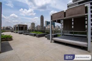 圣保罗MH 10005 - Exclusivo Studio com WF/Queen/AC的建筑物屋顶上的一排长椅