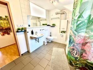 杜伊斯堡Dschungel Wohnung, neu, Netflix, Sonos, zentral的一间带水槽和卫生间的浴室
