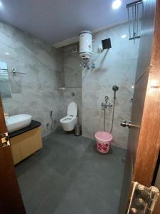 瓜廖尔AMALTAAS HOMESTAY的浴室配有卫生间、盥洗盆和淋浴。