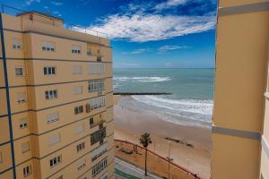 加的斯Apartamento Playa Santa María del Mar的从大楼欣赏海滩美景