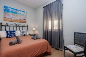 加的斯Apartamento Playa Santa María del Mar的一间卧室设有一张床和一个窗口
