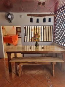 莱昂The Wabi Sabi的配有手风琴的客房内的木桌和长凳