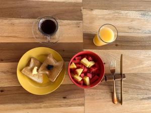 莱昂The Wabi Sabi的一张桌子,上面放着一盘华夫饼和一碗水果