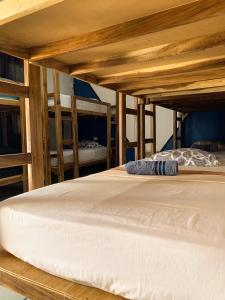 莱昂The Wabi Sabi的两张双层床位于一个房间,房间中备有背风性关节炎性关节炎性关节炎