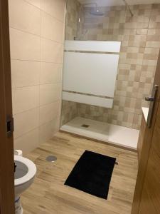 马德里Apartamento completo para 8 personas a 5 minutos del aeropuerto e IFEMA的一间带卫生间和水槽的小浴室