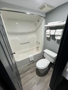 KennettEcono lodge Kennett的一间带卫生间和浴缸的小浴室